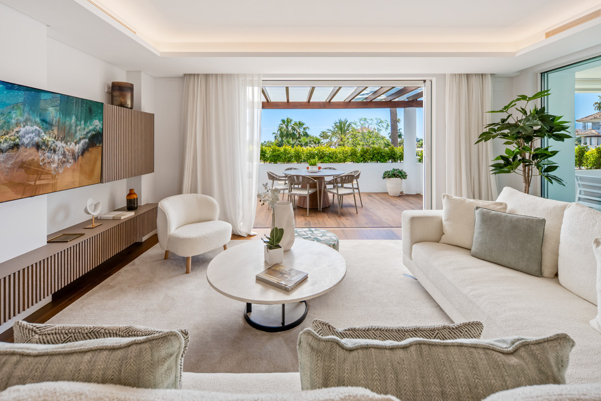 3 Bedroom Middle Floor Apartment in The Golden Mile [MFL-905793