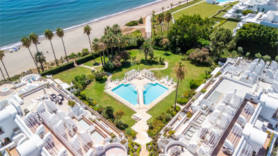 4 Bedroom Middle Floor Apartment in Estepona - Image 2