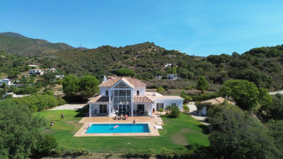 4 Bedroom Detached Villa in Estepona - Image 1