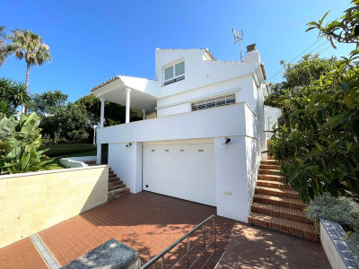 4 Bedroom Detached Villa in Estepona - Image 1