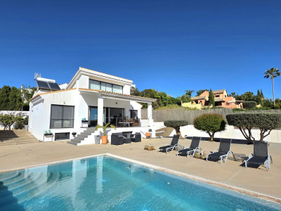 4 Bedroom Detached Villa in Estepona - Image 2