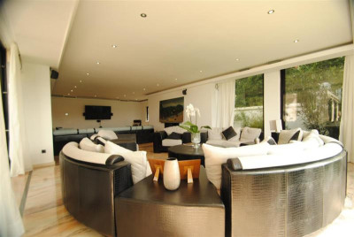 8 Bedroom Detached Villa in Cabopino - Image 4