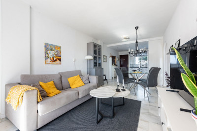 2 Bedroom Middle Floor Apartment in Riviera del Sol - Image 1