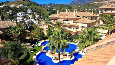 2 Bedroom Middle Floor Apartment in Nueva Andalucía - Image 1