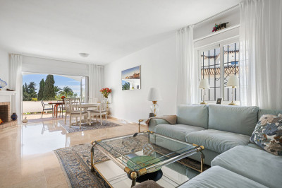 2 Bedroom Middle Floor Apartment in Nueva Andalucía - Image 2