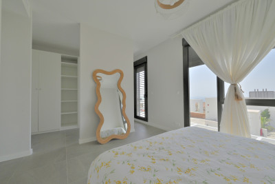 4 Bedroom Semi-Detached House in Riviera del Sol - Image 4