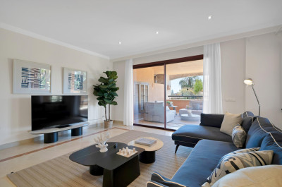 3 Bedroom Middle Floor Apartment in Bahía de Marbella - Image 3