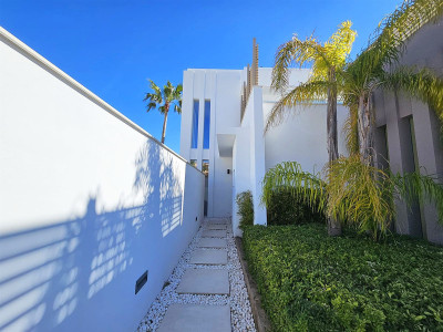 5 Bedroom Detached Villa in Riviera del Sol - Image 3