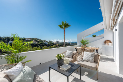 3 Bedroom Middle Floor Apartment in La Quinta - Image 1