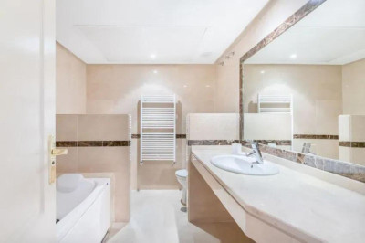 1 Bedroom Middle Floor Apartment in Marbella - Image 3