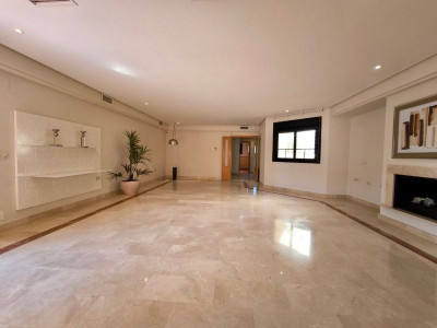 3 Bedroom Penthouse in Puerto Banús - Image 2
