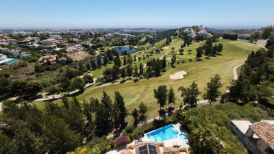 4 Bedroom Detached Villa in Estepona - Image 2