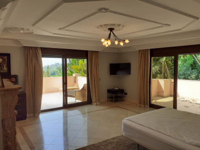 4 Bedroom Detached Villa in Estepona - Image 5