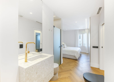2 Bedroom Middle Floor Apartment in Puerto Banús - Image 2