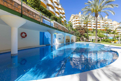 2 Bedroom Middle Floor Apartment in Nueva Andalucía - Image 3