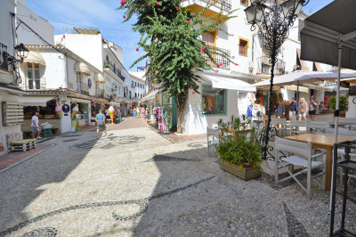 4 Bedroom Detached Villa in Marbella - Image 1