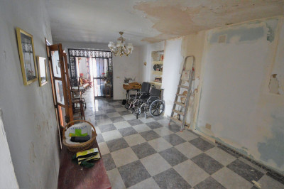4 Bedroom Detached Villa in Marbella - Image 2