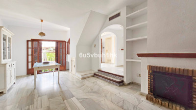 2 Bedroom Townhouse in Estepona - Image 2