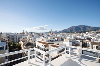 3 Bedroom Penthouse in Estepona - Image 2