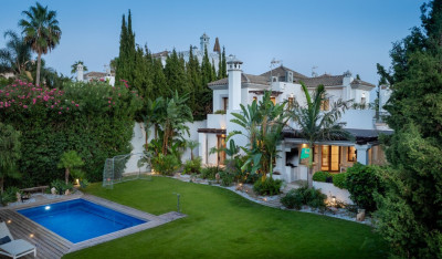 4 Bedroom Detached Villa in Estepona - Image 2