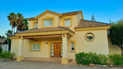 4 Bedroom Detached Villa in Estepona - Image 1