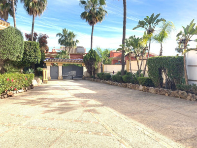 4 Bedroom Detached Villa in Estepona - Image 2