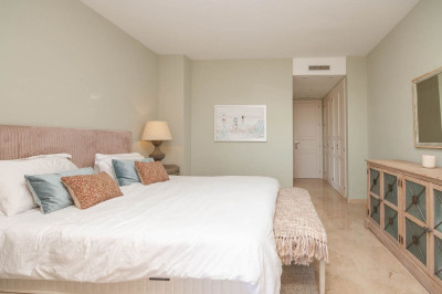 3 Bedroom Middle Floor Apartment in Elviria - Image 5