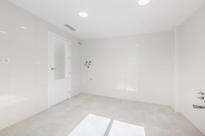 5 Bedroom Semi-Detached House in Calahonda - Image 4