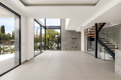 6 Bedroom Semi-Detached House in Río Real - Image 1