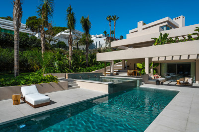 6 Bedroom Detached Villa in Nueva Andalucía - Image 2