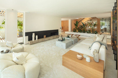 4 Bedroom Detached Villa in Marbella - Image 2