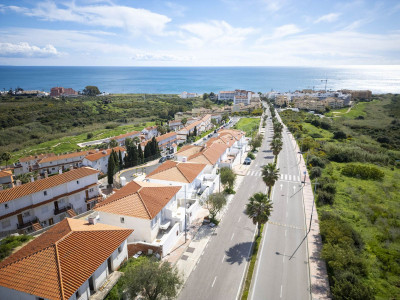 4 Bedroom Semi-Detached House in La Duquesa - Image 1