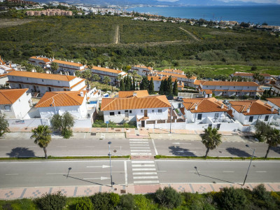 4 Bedroom Semi-Detached House in La Duquesa - Image 2