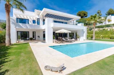 6 Bedroom Detached Villa in Nueva Andalucía - Image 1