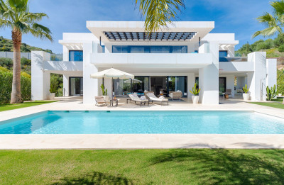 6 Bedroom Detached Villa in Nueva Andalucía - Image 2