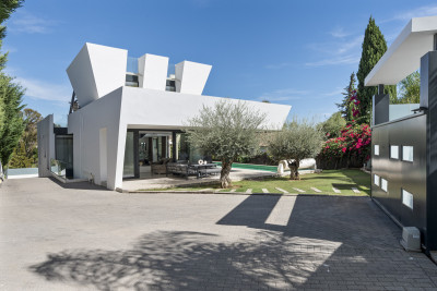 5 Bedroom Detached Villa in Nueva Andalucía - Image 1
