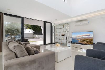 5 Bedroom Detached Villa in Nueva Andalucía - Image 4