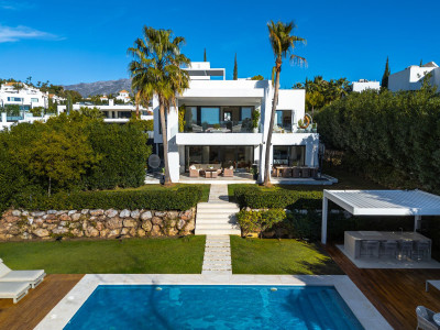 6 Bedroom Detached Villa in Nueva Andalucía - Image 1