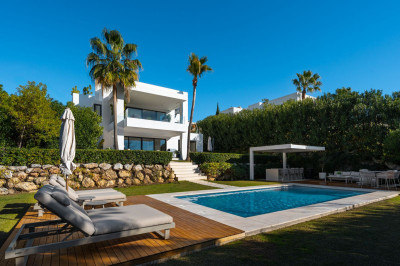 6 Bedroom Detached Villa in Nueva Andalucía - Image 2