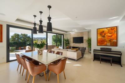 6 Bedroom Detached Villa in Nueva Andalucía - Image 4