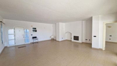 2 Bedroom Middle Floor Apartment in Benalmadena Costa - Image 2