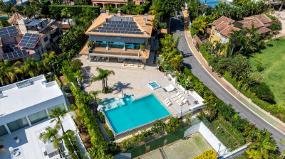 8 Bedroom Detached Villa in Bahía de Marbella - Image 2