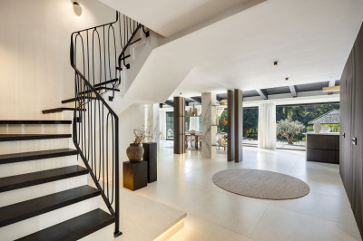 5 Bedroom Detached Villa in Nueva Andalucía - Image 3