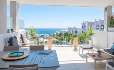 2 Bedroom Middle Floor Apartment in La Duquesa - Image 2