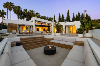 6 Bedroom Detached Villa in Nueva Andalucía - Image 1