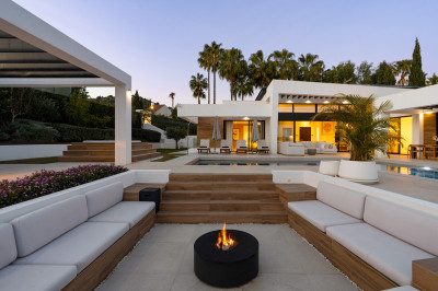 6 Bedroom Detached Villa in Nueva Andalucía - Image 2