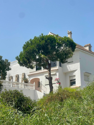 6 Bedroom Detached Villa in El Faro - Image 2