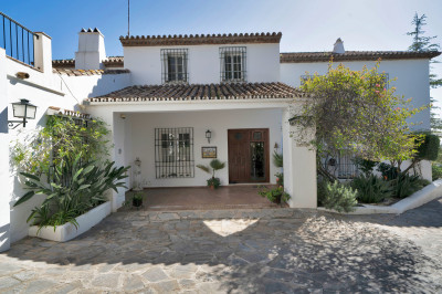 6 Bedroom Detached Villa in Nueva Andalucía - Image 4