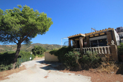 4 Bedroom Semi-Detached House in Elviria - Image 1
