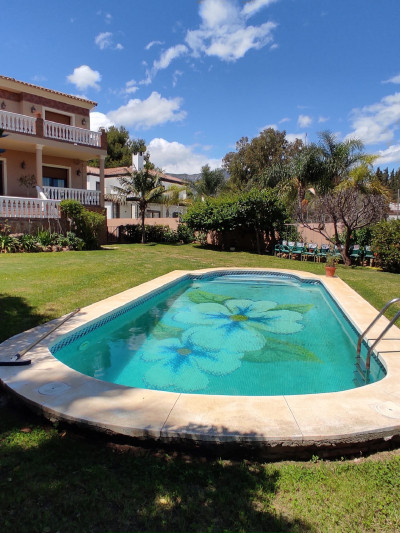 4 Bedroom Detached Villa in Mijas Costa - Image 2